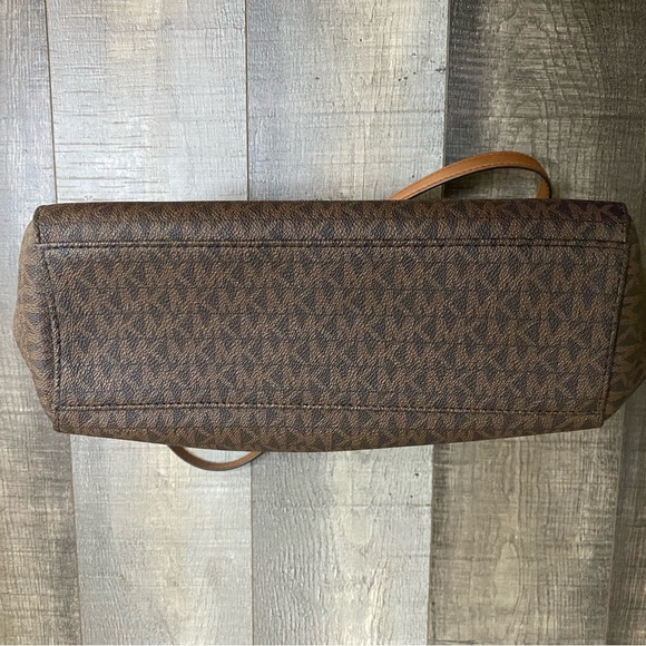 Michael Kors Jet Set Travel Chain Shoulder Tote - Picture 7 of 14